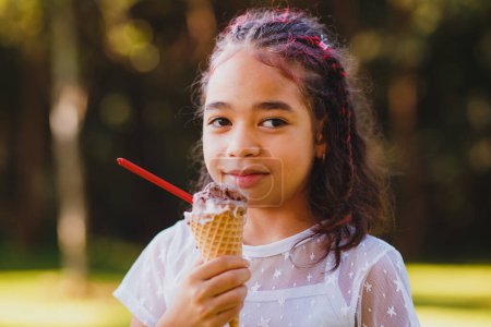 Téléchargez les photos : Mignon tout-petit fille manger de la crème glacée - en image libre de droit