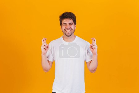 Téléchargez les photos : Portrait d'un jeune homme aux doigts croisés - en image libre de droit
