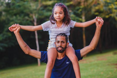 Téléchargez les photos : Afro père et fille dans le parc - en image libre de droit