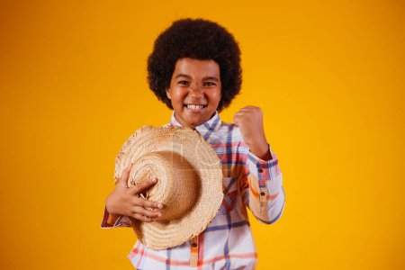 Foto de Retrato de un niño afro vistiendo ropa típica para la Festa Junina - Imagen libre de derechos