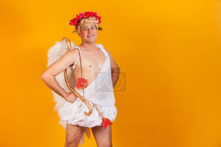 Téléchargez les photos : Concept de Saint-Valentin. Portrait du Dieu d'amour - Cupidon avec arc et flèche sur fond jaune. - en image libre de droit