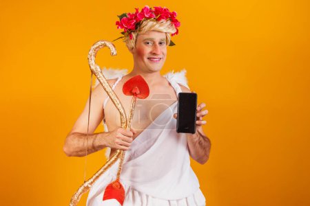 Téléchargez les photos : Cupidon tenant son portable. Promotion Saint-Valentin - en image libre de droit