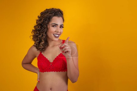 Foto de Hermosa mujer en sexy lencería roja con espacio para el texto. - Imagen libre de derechos