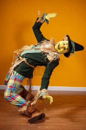 Téléchargez les photos : Photo de personnage épouvantail de festa junina sur fond jaune avec espace pour le texte - en image libre de droit