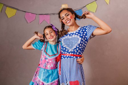 Téléchargez les photos : Femme adulte et enfants habillés pour la fête de juin - en image libre de droit
