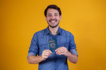 Téléchargez les photos : Jeune homme titulaire d'un passeport - en image libre de droit