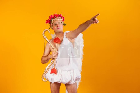 Téléchargez les photos : Concept de Saint-Valentin. Portrait du Dieu d'amour - Cupidon avec arc et flèche sur fond jaune. - en image libre de droit