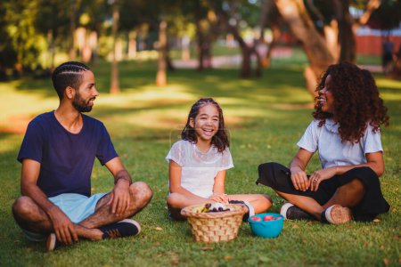 Téléchargez les photos : Bonne famille faisant un pique-nique dans le parc - en image libre de droit