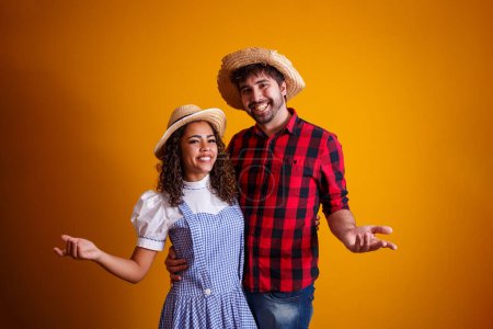 Téléchargez les photos : Couple brésilien vêtu de vêtements traditionnels pour la Festa Junina - Festival de juin - en image libre de droit