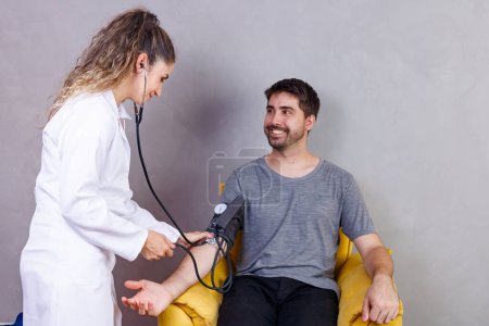 Foto de Primer plano de la mano del médico Medición de la presión arterial del paciente masculino - Imagen libre de derechos