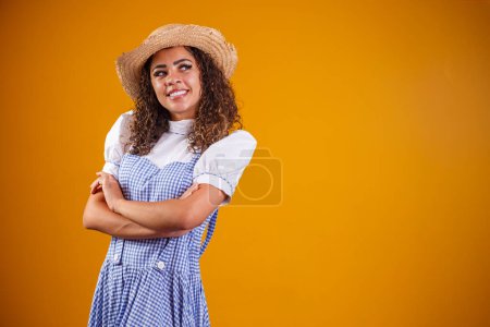 Téléchargez les photos : Femme brésilienne portant des vêtements typiques pour la Festa Junina avec des bras croisés - en image libre de droit