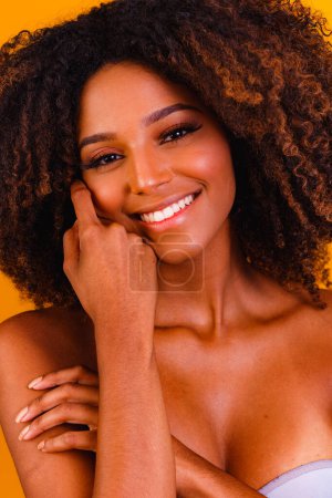 Téléchargez les photos : Modèles de soins de la peau afro-américains avec une peau parfaite et des cheveux bouclés. Beauté spa concept de traitement. - en image libre de droit