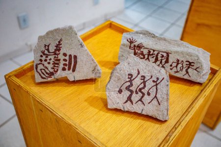 Téléchargez les photos : Photo de réplique de pierres avec des figures de roche - en image libre de droit
