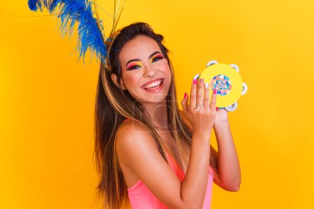 Téléchargez les photos : Jeune belle femme habillée pour le carnaval avec espace pour le texte et le maquillage coloré - en image libre de droit