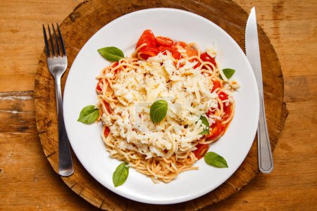Foto de Deliciosos espaguetis servidos en plato con espacio para texto - Imagen libre de derechos