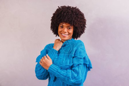 Foto de Afro mujer vestida para el invierno - Imagen libre de derechos