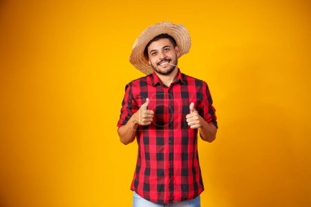 Foto de Hombre vestido con traje de fiesta junina con el pulgar hacia arriba haciendo señal ok - Imagen libre de derechos
