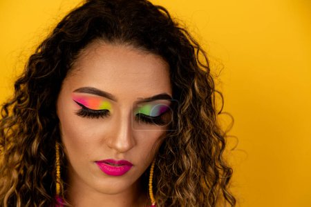 Téléchargez les photos : Maquillage de carnaval pour célébrer le carnaval du Brésil. Tendance maquillage et accessoires pour le carnaval. - en image libre de droit
