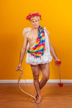 Foto de Cupido sosteniendo bandera lgbt. concepto de cupido gay - Imagen libre de derechos