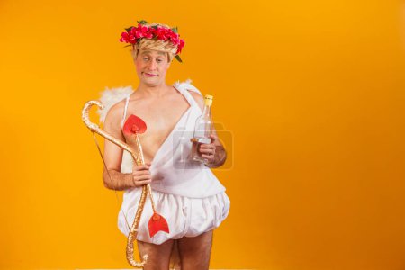 Téléchargez les photos : Cupidon ivre tenant une bouteille d'alcool - en image libre de droit