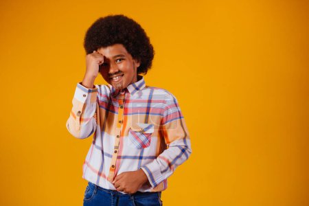 Foto de Retrato de un niño afro vistiendo ropa típica para la Festa Junina - Imagen libre de derechos