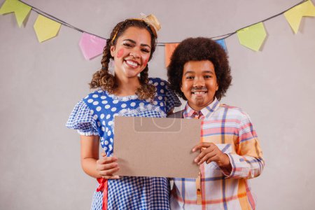 Téléchargez les photos : Femme adulte et enfants habillés pour la fête de juin - en image libre de droit