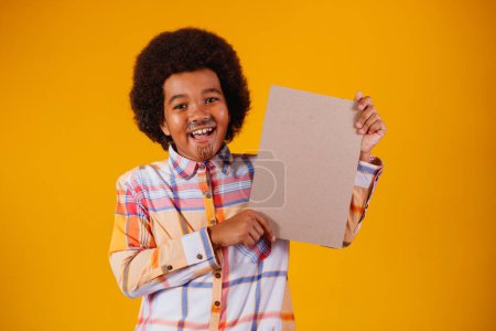 Téléchargez les photos : Portrait d'un petit garçon afro vêtu de vêtements typiques pour la Festa Junina - en image libre de droit