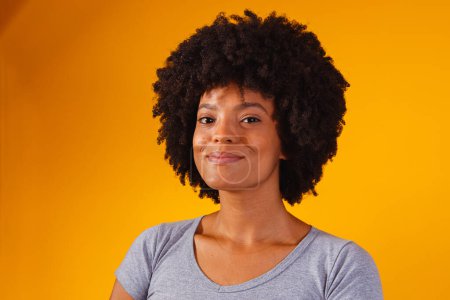 Téléchargez les photos : Afro femme penser sur fond jaune avec espace pour le texte - en image libre de droit