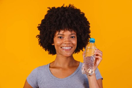 Téléchargez les photos : Afro femme avec bouteille d'eau - en image libre de droit
