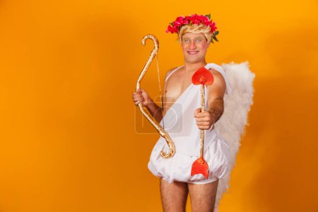 Foto de Concepto de San Valentín. Retrato del Dios del amor - Cupido con arco y flecha sobre fondo amarillo. - Imagen libre de derechos