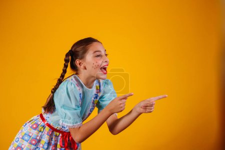 Téléchargez les photos : Enfant en vêtements typiques de la célèbre fête brésilienne appelée "Festa - en image libre de droit