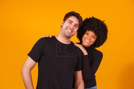Téléchargez les photos : Portrait de couple de contenu en vêtements de base souriant à la caméra - en image libre de droit