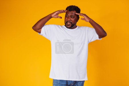 Téléchargez les photos : Afro homme oublié et confus sur fond jaune - en image libre de droit