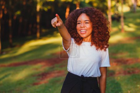 Téléchargez les photos : Portrait de belle femme afro-américaine dans le parc au coucher du soleil - en image libre de droit
