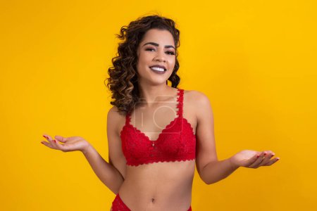 Téléchargez les photos : Belle femme en lingerie rouge sexy avec espace pour le texte. - en image libre de droit