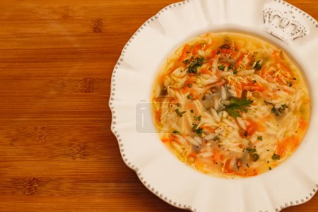 Foto de Deliciosa sopa de pollo tradicional con mandioca, pollo, papas y arroz, gastronomía y comida de invierno - Imagen libre de derechos