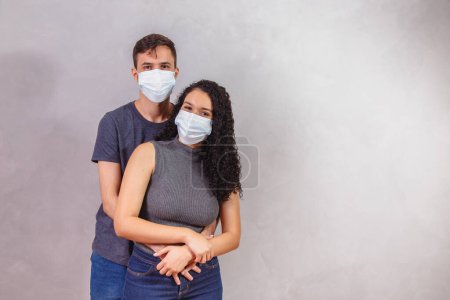 Téléchargez les photos : Jeune couple amoureux du masque médical - en image libre de droit