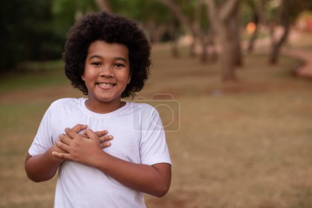 Téléchargez les photos : Afro garçon gratitude dans le parc - en image libre de droit