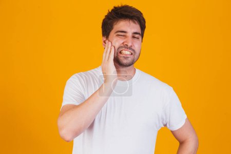 Téléchargez les photos : Jeune homme avec mal aux dents. concept de dentiste - en image libre de droit