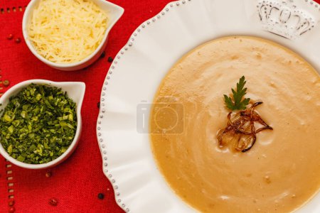 Téléchargez les photos : Délicieux bouillon de haricots, soupe de haricots, avec fond en bois, fond en tissu rouge, avec pain grillé, persil et parmesan, plats d'hiver brésiliens, cuisine gastronomique - en image libre de droit