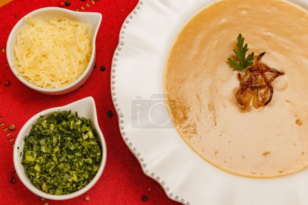 Téléchargez les photos : Délicieux bouillon de haricots, soupe de haricots, avec fond en bois, fond en tissu rouge, avec pain grillé, persil et parmesan, plats d'hiver brésiliens, cuisine gastronomique - en image libre de droit