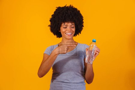 Foto de Mujer afro con botella de agua - Imagen libre de derechos