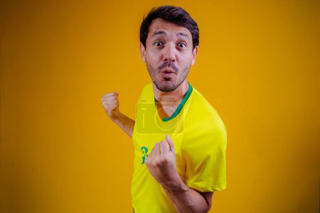Téléchargez les photos : Eventail brésilien célébrant sur fond jaune. Oui.! - en image libre de droit