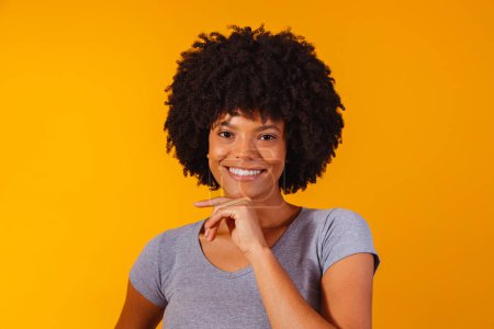 Foto de Hermosa chica afroamericana con un peinado afro sonriendo - Imagen libre de derechos