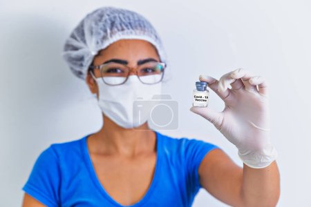 Foto de Vacuna COVID-19 en manos del investigador, el médico femenino sostiene la jeringa y el frasco con la vacuna para la cura del coronavirus. Concepto de tratamiento, inyección, inyección y ensayo clínico del virus corona durante la pandemia. - Imagen libre de derechos