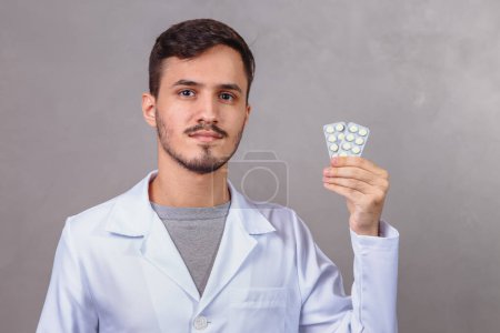 Foto de Médico masculino sosteniendo pastillas - Imagen libre de derechos