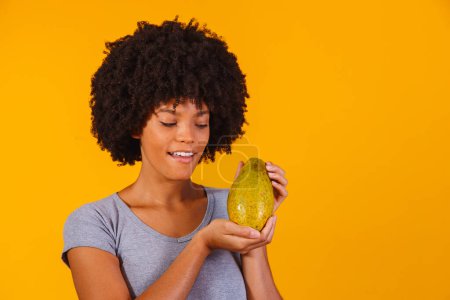 Téléchargez les photos : Jeune belle femme tenant papaye sur fond jaune isolé - en image libre de droit