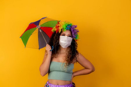 Téléchargez les photos : Costume de carnaval brésilien. Épidémie de grippe, protection contre le virus. Covid-19, coronavirus, concept de carnaval - en image libre de droit