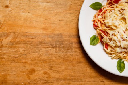 Téléchargez les photos : Délicieux spaghettis servis dans une assiette avec espace pour le texte - en image libre de droit