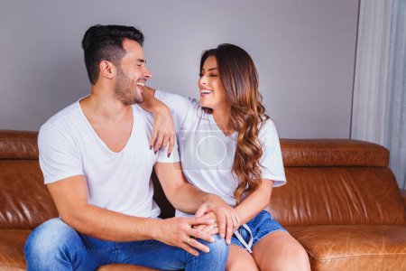 Téléchargez les photos : Couple sur le canapé dans le salon - en image libre de droit